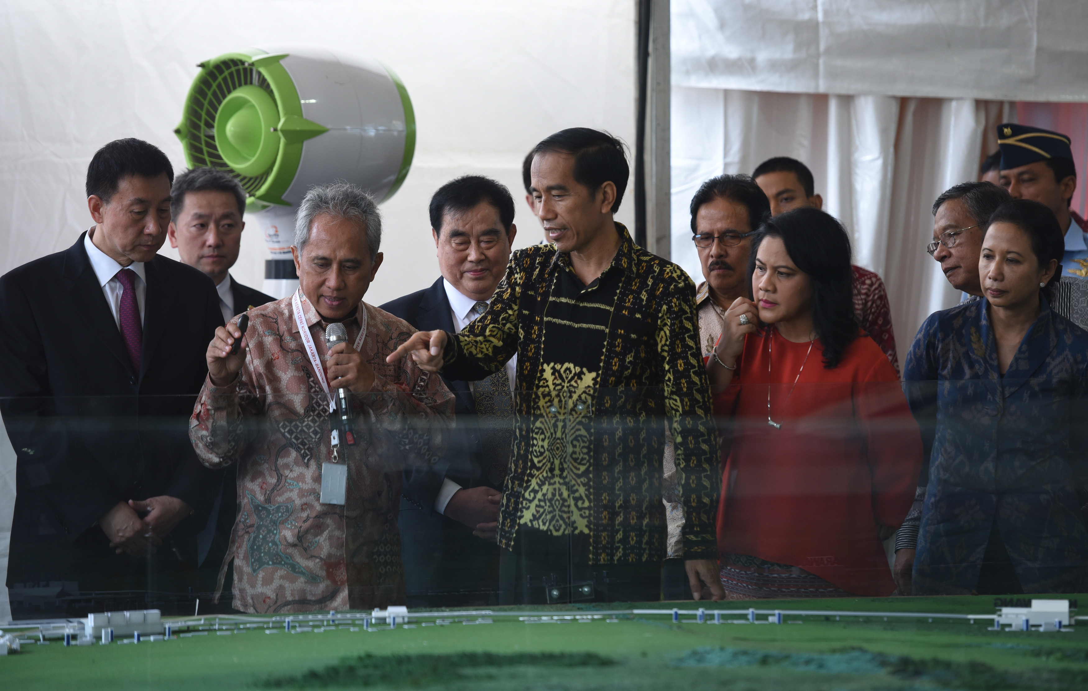 Presiden Jokowi mendengarkan penjelasan dari Direktur Utama PT KCIC Hanggoro Budi Wiryawan (ketiga kiri) saat 'groundbreaking' pembangunan Kereta Api Cepat Jakarta-Bandung di Cikalong Wetan, Bandung Barat, Jawa Barat, pada 21 Januari 2016. Foto oleh Hafidz Mubarak/Antara 