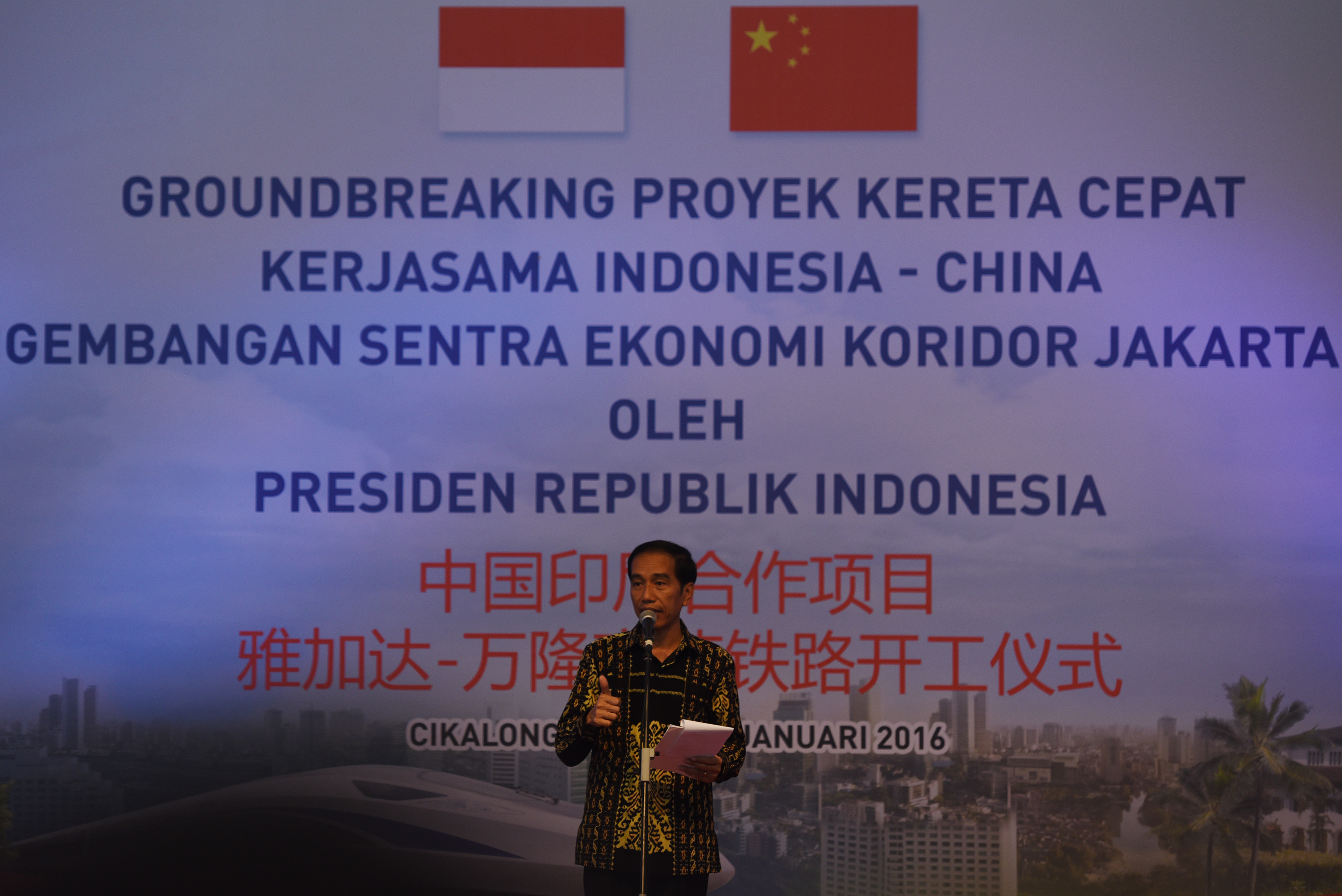 Presiden Jokowi menyampaikan pidato saat 'groundbreaking' pembangunan Kereta Cepat Jakarta-Bandung di Cikalong Wetan, Bandung Barat, Jawa Barat, pada 21 Januari 2016. Foto oleh Hafidz Mubarak/Antara 