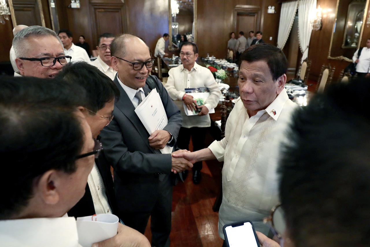 NEW POST. President Rodrigo Duterte is seen huddled together with newly-appointed Bangko Sentral ng Pilipinas Governor Benjamin Diokno and other members of the Cabinet on the sidelines of their meeting on March 4, 2019. Malacañang photo 