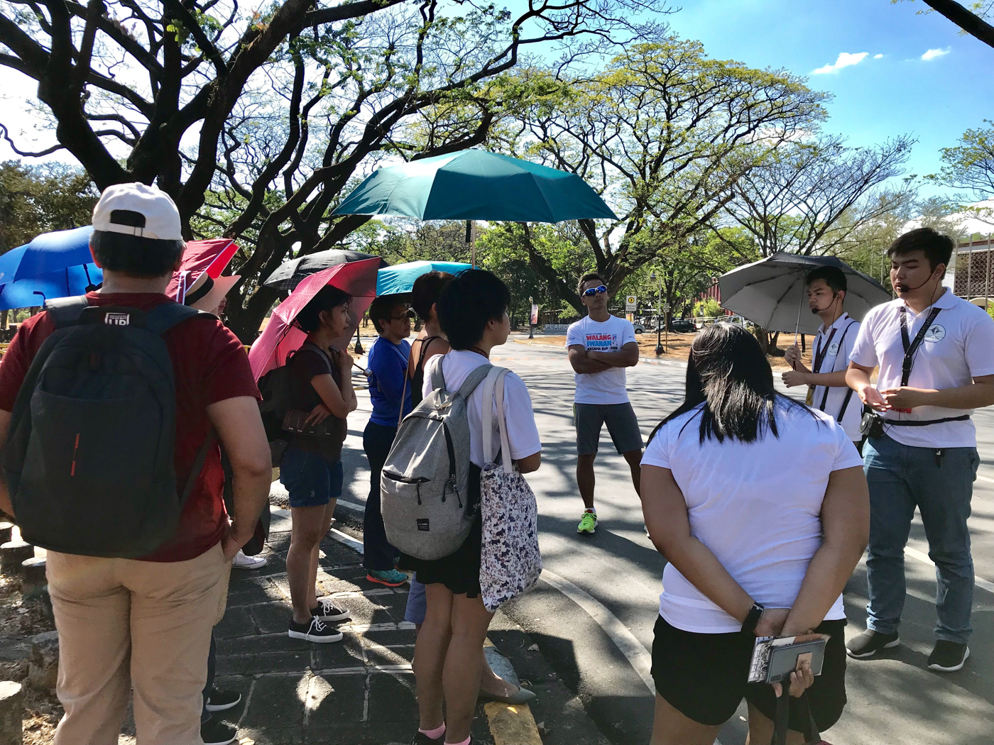 FREE TOUR. Before approaching Melchor Hall, tour guide and UP Diliman student Joshua Matthew Dy gathers the group near Plaridel Hall. Photo by Sofia Faye Virtudes/Rappler 