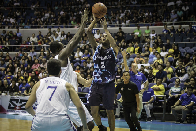 SLINGER. Jerrick Ahanmisi (R) has another stellar game, this time vs Ateneo. Josh Albelda/RAPPLER