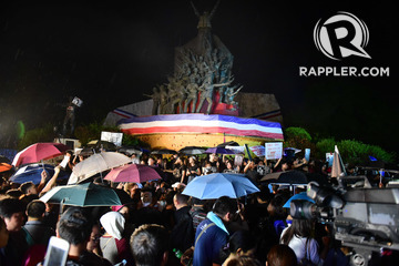 PROTESTERS. Marcos burial protesters gather at the People Power Monument and encourage motorists to join their noise barrage on November 18, 2016.
