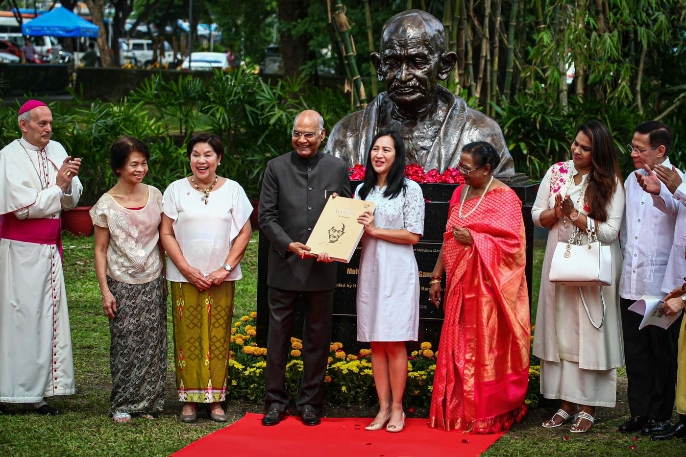 BOOK TURNOVER. Indian President Ram Nath Kovind hands to Quezon City mayor Joy Belmonte a book on Mahatma Gandhi, the revered political icon, following the unveiling of his bust at the Miriam College in Quezon City. Photo by Jire Carreon/Rappler 