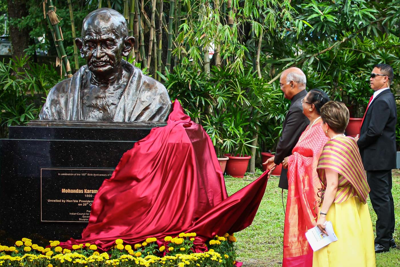Indian President Ram Nath Kovind unveils a bust of Mahatma Gandhi, Father of the Indian Nation and a symbol of peace, at the Miriam College in Quezon City. This is the first Gandhi bust installed in the Philippines. Renowned Indian sculptor Ram Vanji Sutar designed the bronze bust, which was flown from India. Photo by Jire Carreon/Rappler 