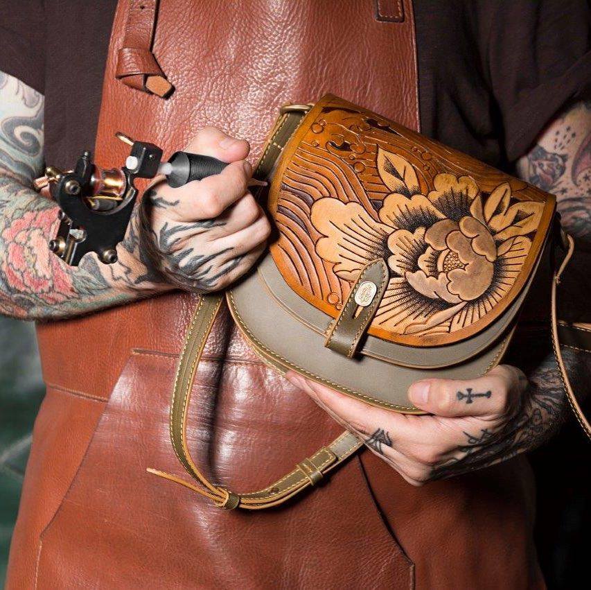 ART ON LEATHER. One of the shop’s craftsmen with his tools of the trade. Photo from Cuoiofficine 