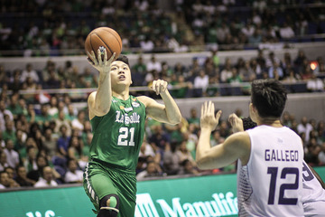 OUT OF ACTION. Jeron Teng (in green) decides to remedy a nagging injury. File photo by Josh Albelda/RAPPLER