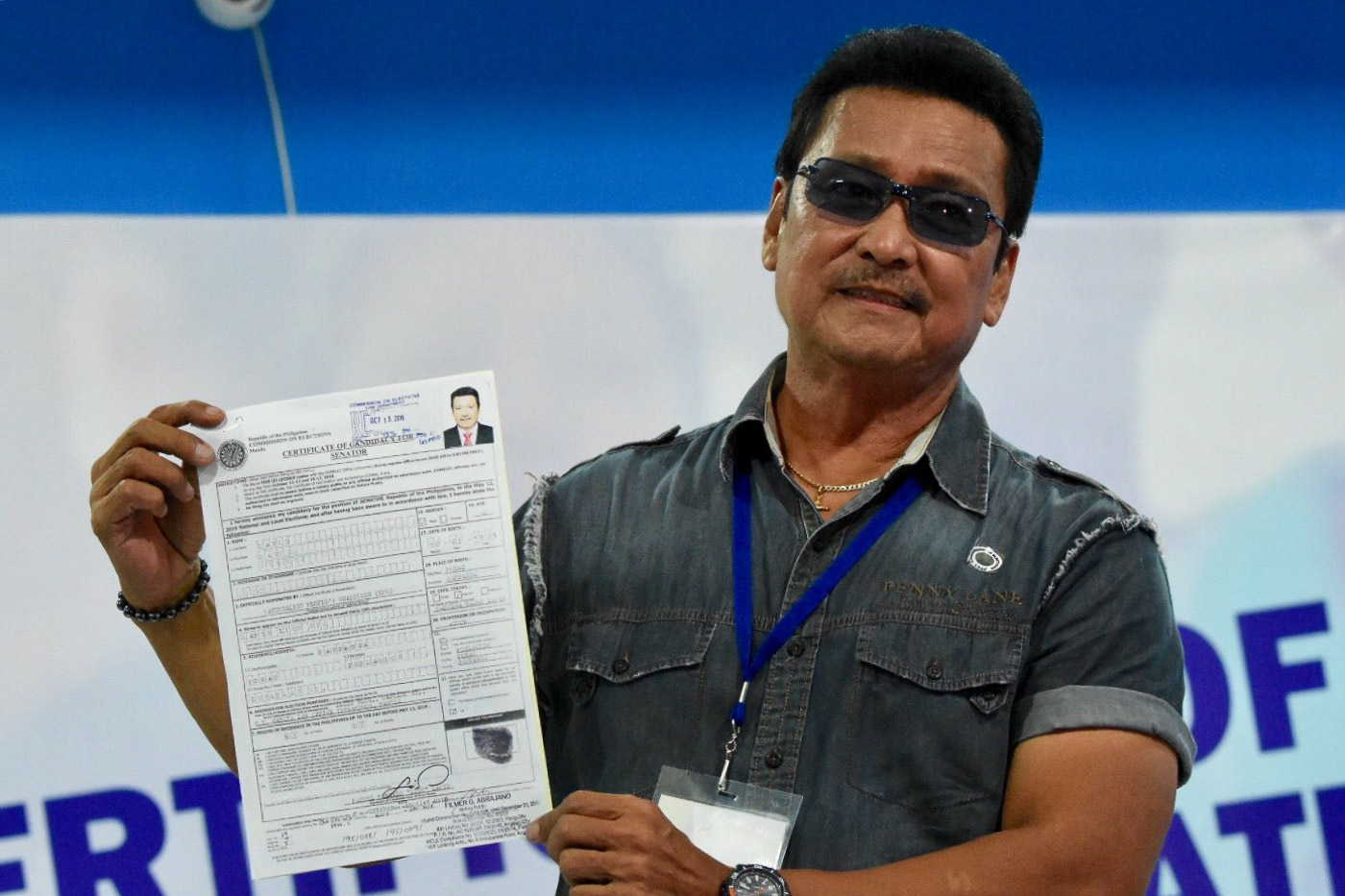 COMEBACK. Former senator Manuel 'Lito' Lapid files his Certificate of Candidacy for senator at the Comelec office in Manila on October 15, 2018. Photo by Angie de Silva/Rappler    