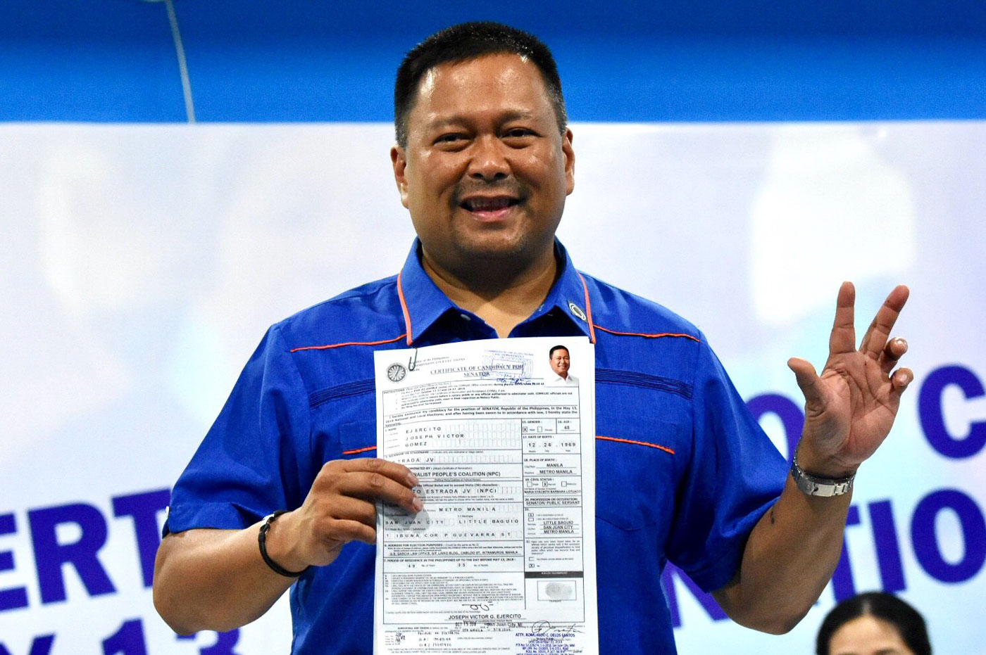 Sen. JV Ejercito files his Certificate of Candidacy at the Comelec office in Manila on October 15, 2018. Photo by Angie de Silva/Rappler 