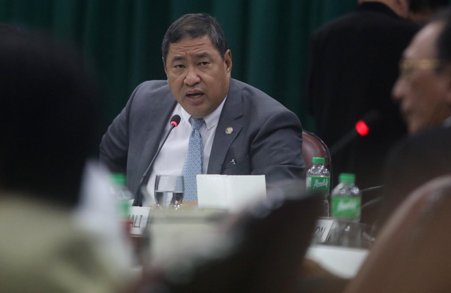 GO FOR IMPEACHMENT. House impeachment committee chairman Reynaldo Umali presides over one of many hearings to tackle the impeachment complaint against Chief Justice Maria Lourdes Sereno. File photo by Darren Langit/Rappler 