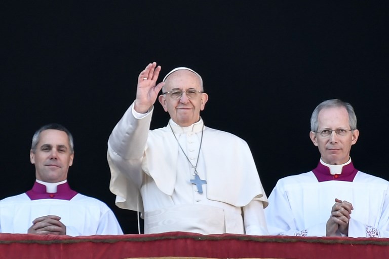 CHRISTMAS ADDRESS. Pope Francis (C) waves from the balcony of St Peter's Basilica during the traditional 'Urbi et Orbi' given to the city of Rome and to the world, on December 25, 2017. Photo by Andreas Solaro/AFP 