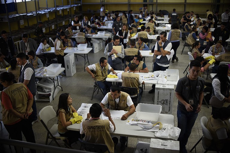 COUNT CONTiNUES. Members of the Supreme Electoral Tribunal (TSE) count votes in Tegucigalpa on December 3, 2017. Johan Ordonez/AFP 