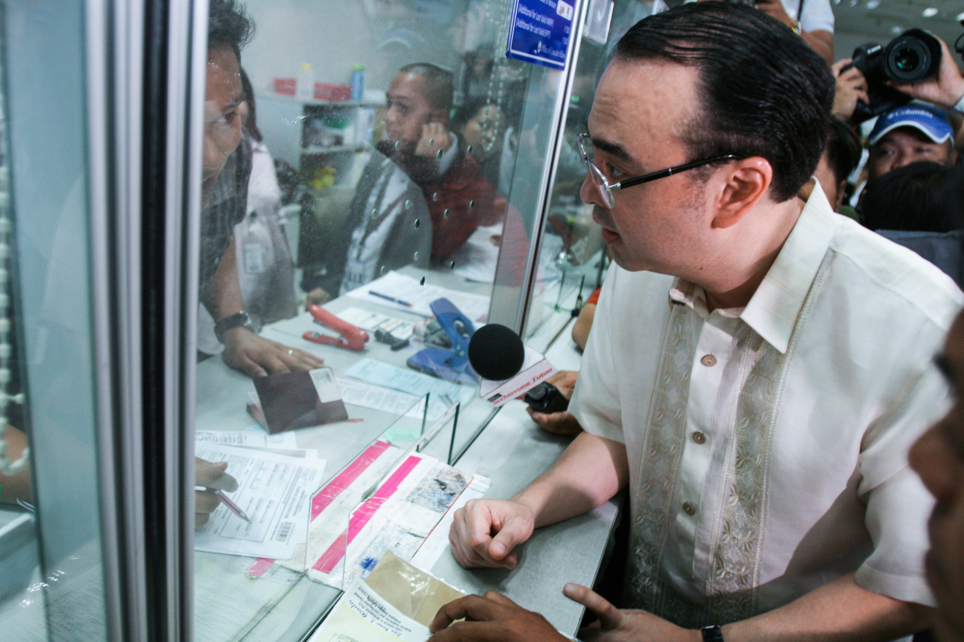 PASSPORT PROCESSING. Foreign Secretary Alan Peter Cayetano inspects the passport processing area in Aseana, Parañaque City, in this file photo. Photo by Jasmin Dulay/Rappler  