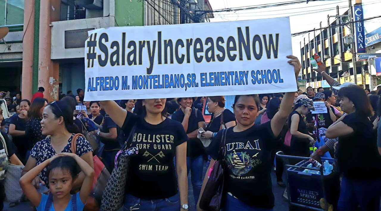 TEACHERS' PAY HIKE. Thousands of public teachers in Negros Occidental join the nationwide protest to call on the Duterte administration to raise the pay of teachers on February 21, 2018. Photo by Marchel P. Espina/Rappler  
