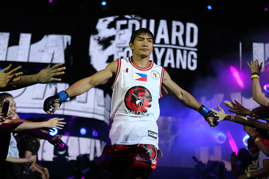 NEW CHAMP. Eduard Folayang prevails over Shinya Aoki. File photo by Nissi Icasiano/Rappler 