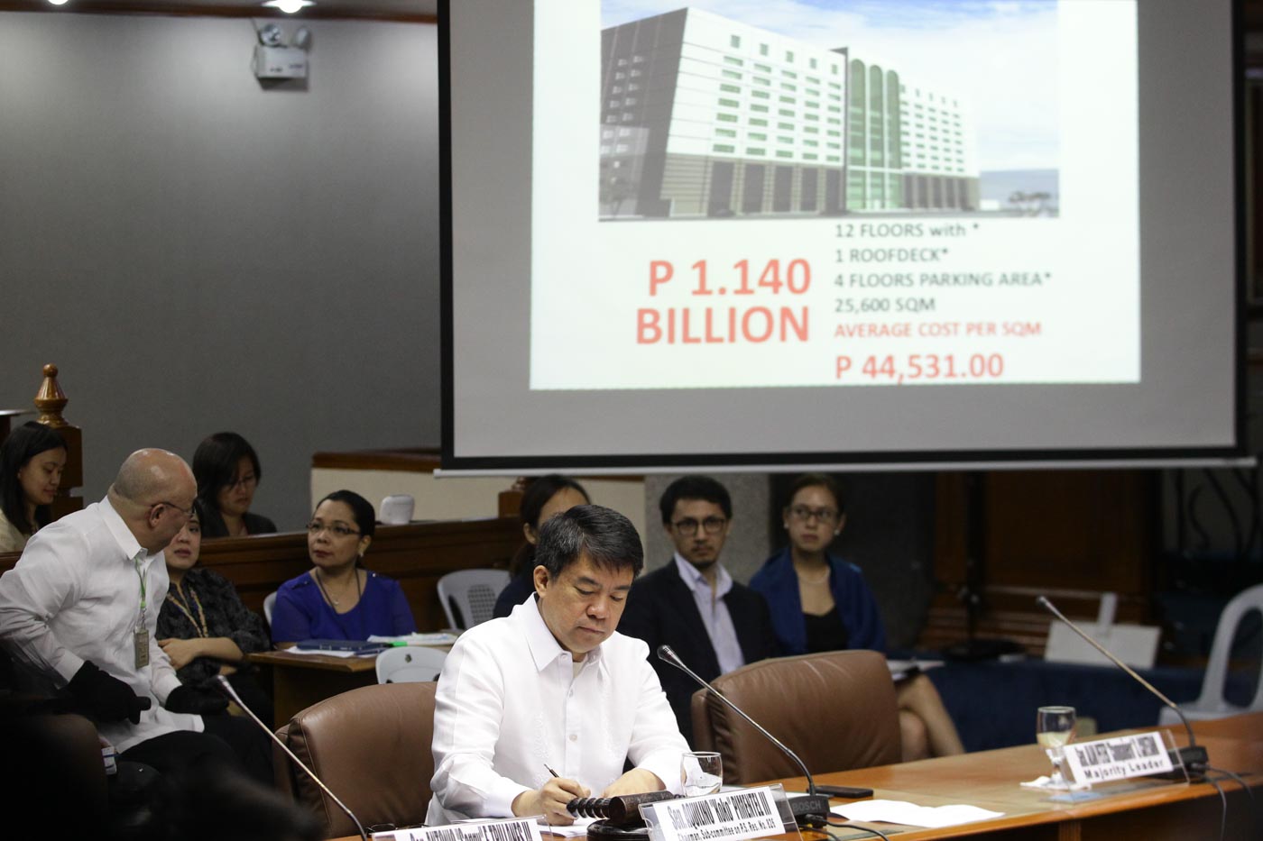 'CLEARLY OVERPRICED.' Senate blue ribbon subcommittee chairman Aquilino Pimentel III drafts the partial report on the Makati parking building. Photo by Mark Cristino/Rappler 
