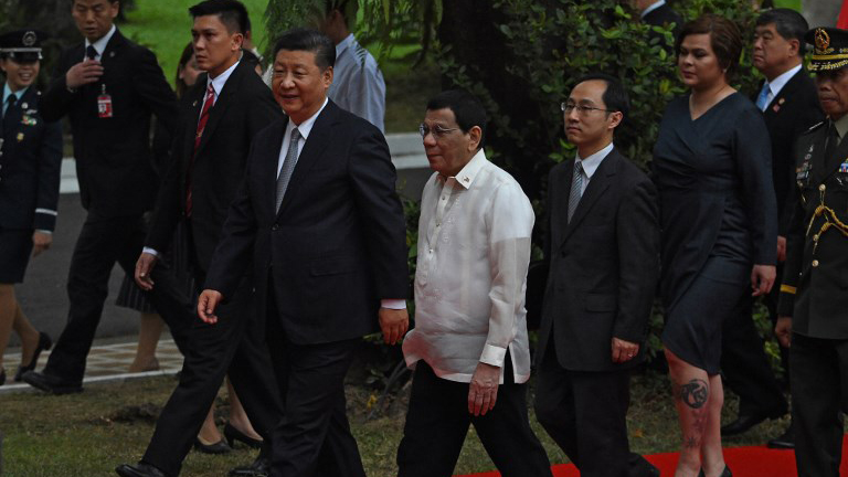 MILESTONE VISIT. President Xi Jinping and top Chinese officials visit Malacañang with President Rodrigo Duterte and his Cabinet members. Photo from Agence France-Presse 