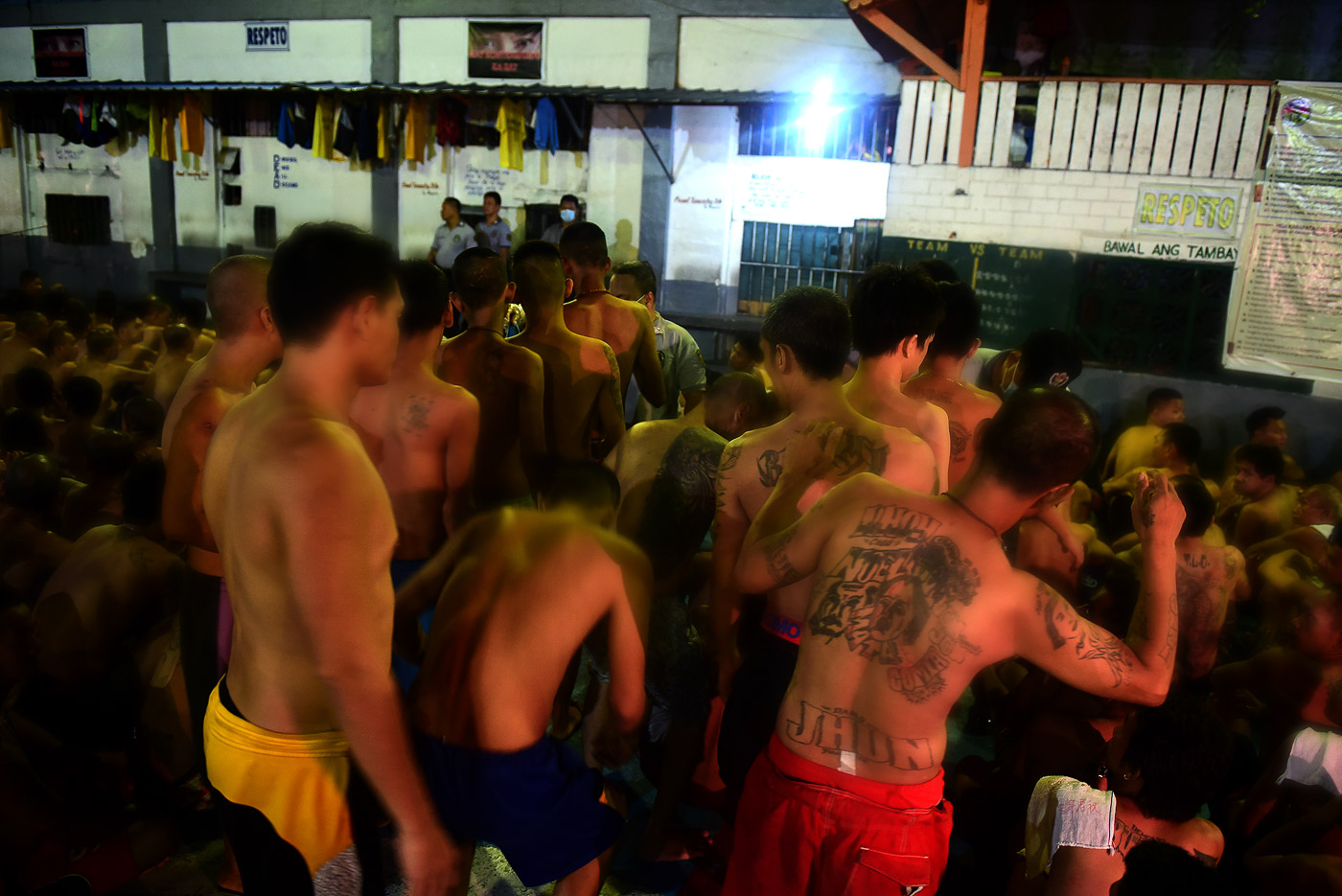 CRAMPED JAILS. Police conduct Oplan Galugad at the Manila City Jail on June 20, 2018. File photo by Maria Tan/Rappler 