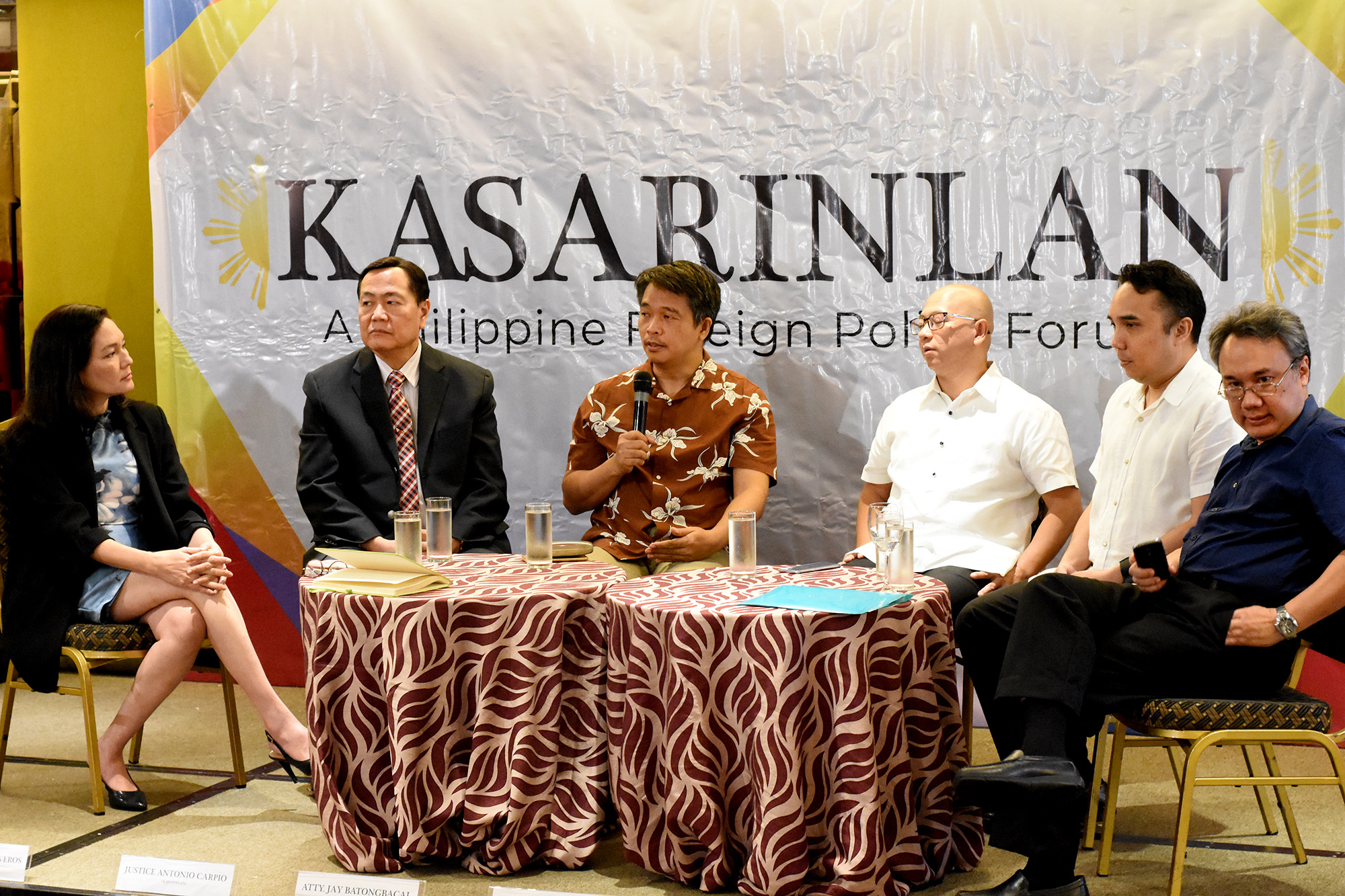 'KASARINLAN' FORUM. Senator Risa Hontiveros, Acting Chief Justice Antonio Carpio, maritime law expert Jay Batongbacal, former solicitor general Florin Hilbay, former Akbayan party-list representative Barry Gutierrez, and military historian Jose Custodio (left to right) speak at the 'Kasarinlan' foreign policy forum on July 9, 2018. Photo by Angie de Silva/Rappler 