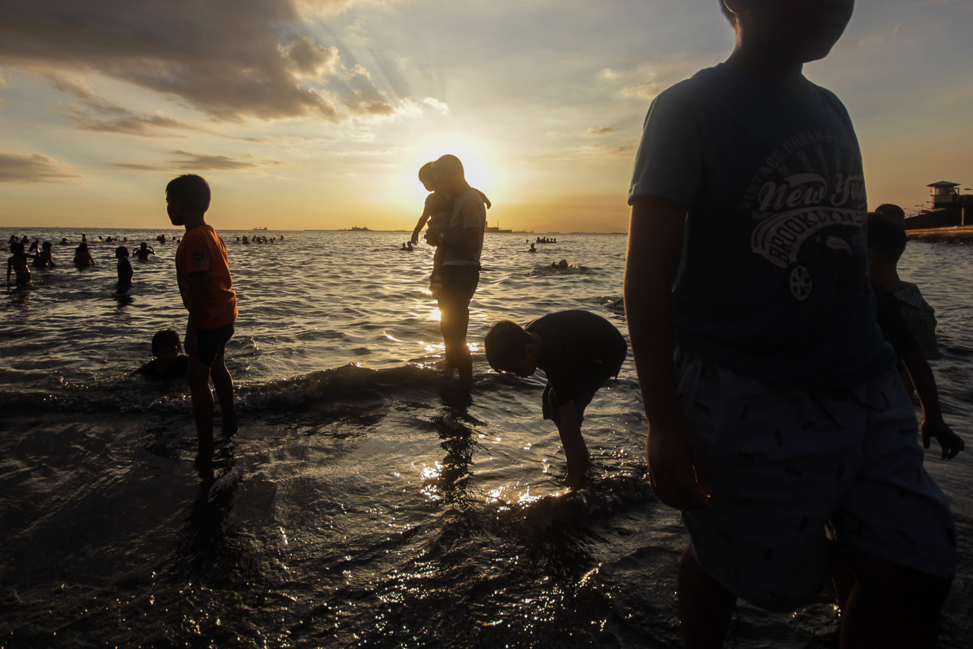 WORLD-FAMOUS SUNSET. People take a dip in the murky waters of Manila Bay on February 3, 2019. Photo by Lito Borras/Rappler   
