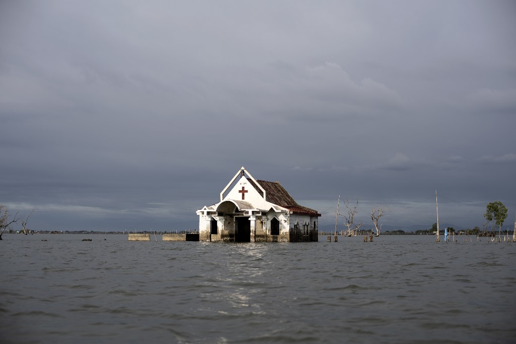 This photo taken on February 3, 2019 shows the chapel in Sitio Pariahan, Bulacan, located amid encroaching bay waters. - Areas north of Manila like the provinces of Pampanga and Bulacan have sunk four-six centimetres (1.5-2.4 inches) a year since 2003, according to satellite monitoring. The creeping bay waters put people and property at risk, while the threat is amplified by high-tides and flooding brought by the roughly 20 storms that pound the archipelago every year. (Photo by Noel CELIS / AFP)  