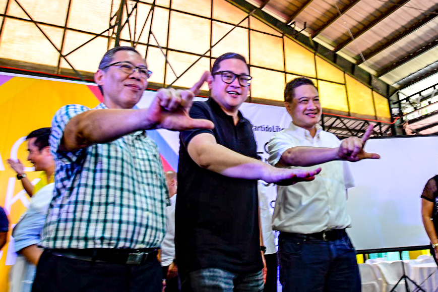 LABAN. Diokno, Aquino, and Tañada flash the Liberal Party's "Laban" hand sign. Photo by Maria Tan/Rappler  