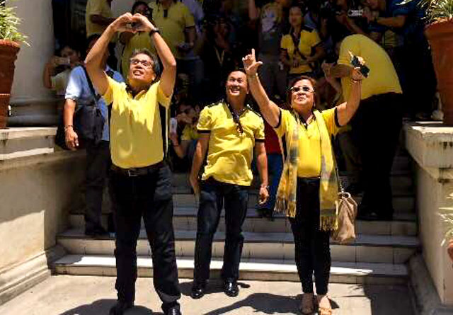 EARLY CAMPAIGNING? Administration bet Mar Roxas, MMDA chief Francis Tolentino, and Justice Secretary Leila de Lima in Cebu.  Photo by Bea Cupin/Rappler 