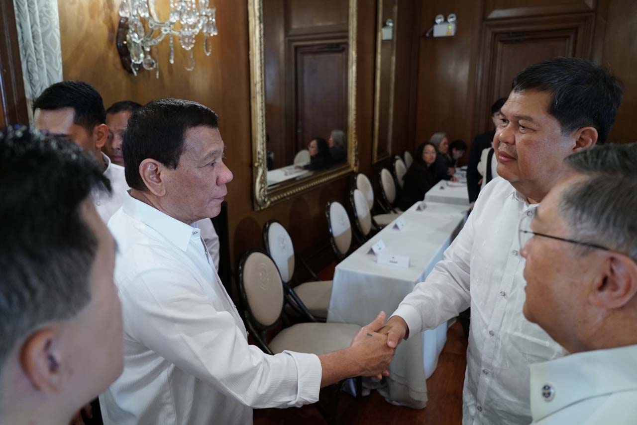 TOP POST. President Rodrigo Duterte shakes hands with newly-appointed Bangko Sentral ng Pilipinas (BSP) Governor Nestor Espenilla Jr on May 8, 2017. Malacañang photo 