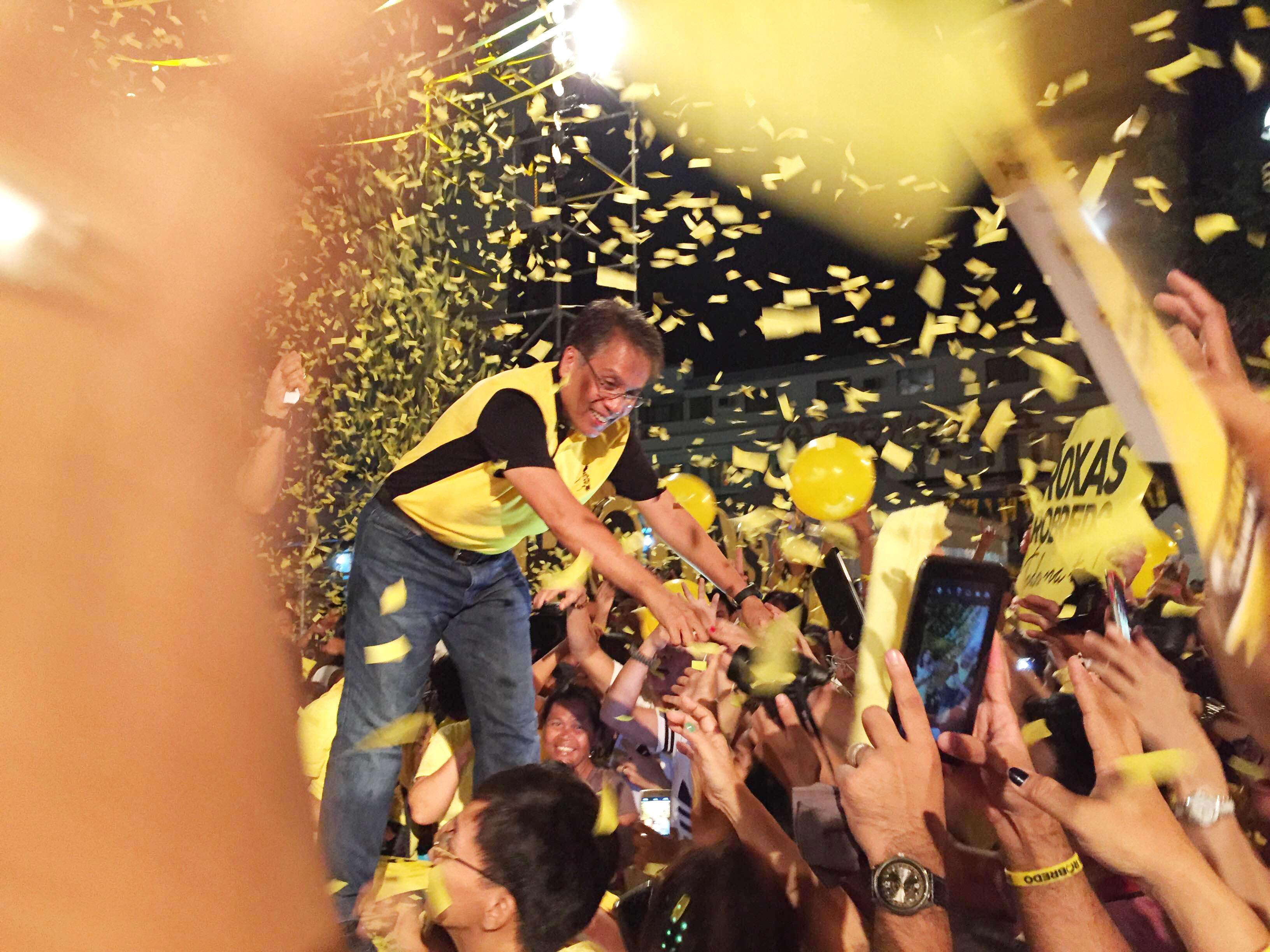 LAST STRETCH. Mar Roxas campaigns in Naga City. Photo by Bea Cupin/Rappler 