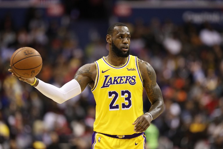 BRIGHT SPOT. LeBron James delivers the highlights to an otherwise forgettable Lakers game. Photo by Patrick Smith/Getty Images/AFP   