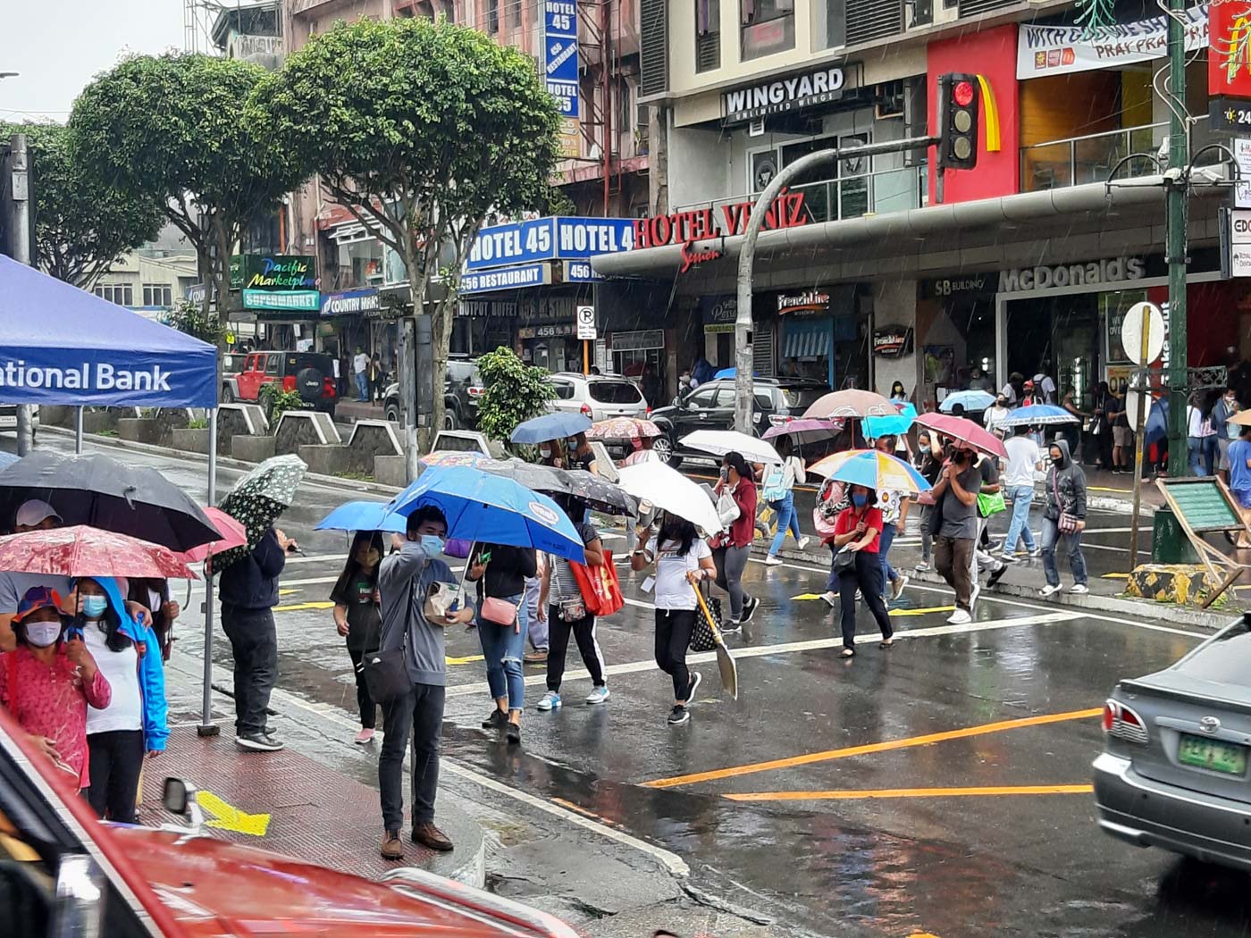 LESS RESTRICTIONS. Baguio City sees more pedestrians on its first day under modified general community quarantine. Photo by Mau Victa/Rappler 