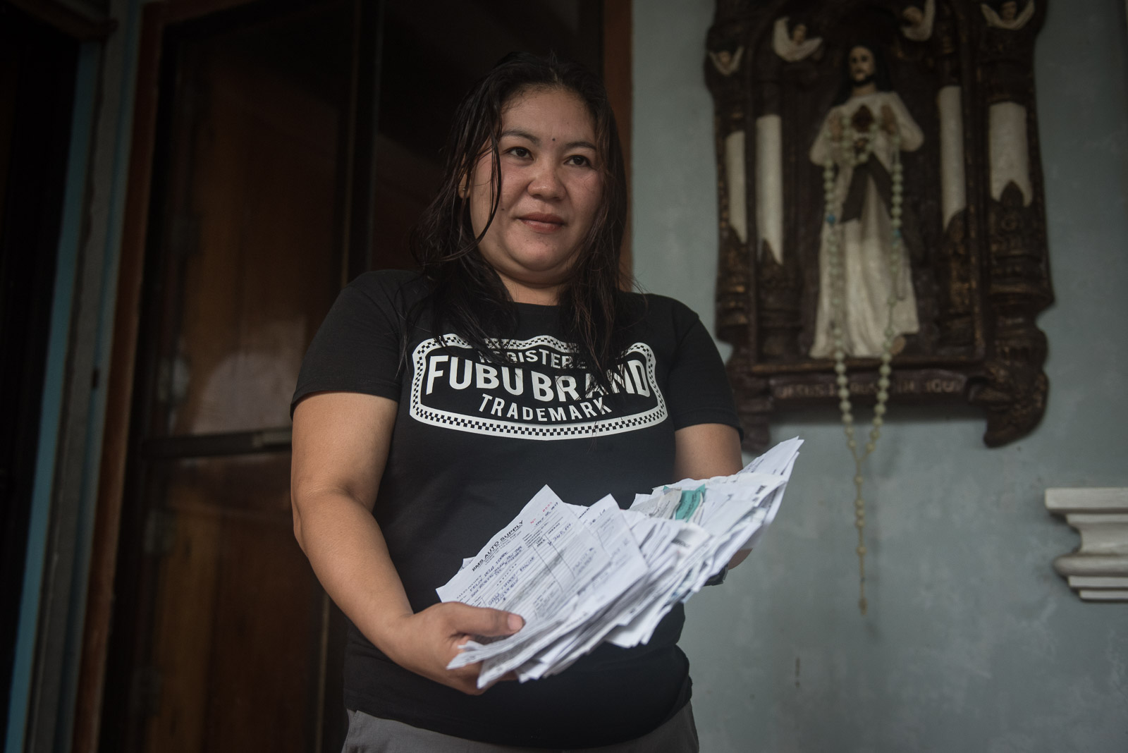LIFE'S SAVINGS. Fe Dela Torre holds every single receipt of their expenses for the repair of Gem-Ver.    