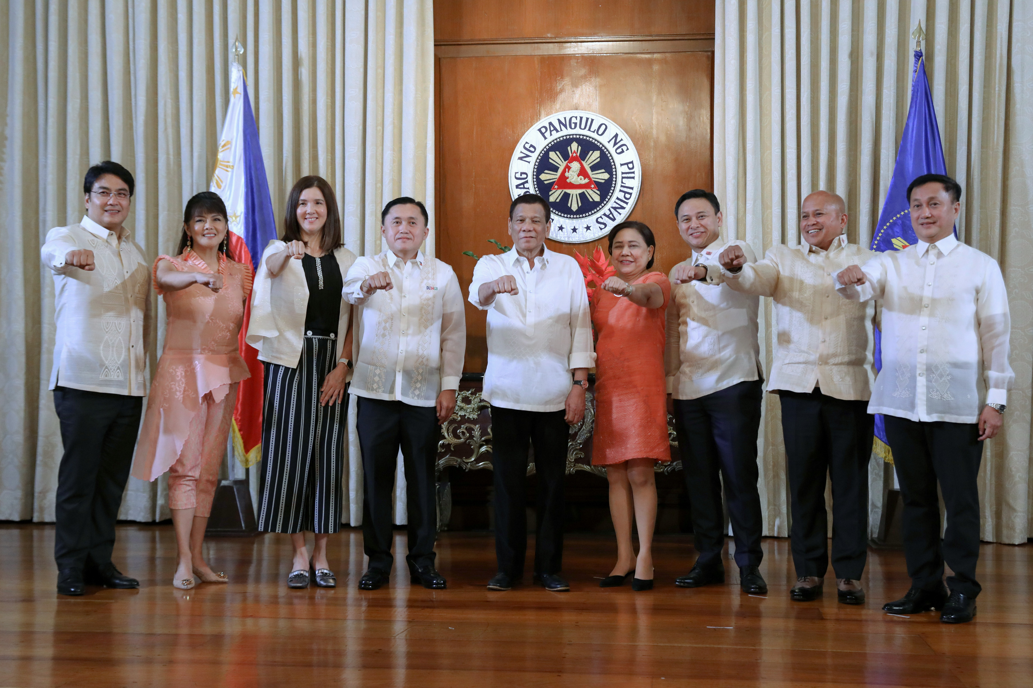 DUTERTE'S ALLIES. President Rodrigo Duterte strikes his signature pose with the newly elected senators from Hugpong ng Pagbabago following their oath-taking ceremony in Malacañang on June 25, 2019. Malacañang photo 