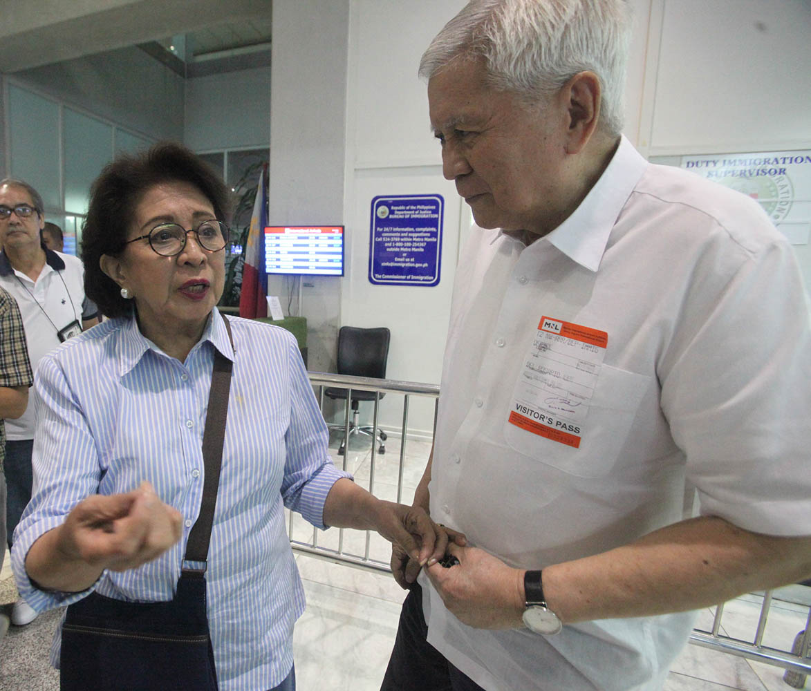 PHILIPPINE SUIT. Former ombudsman Conchita Carpio Morales and former foreign secretary Albert Del Rosario file the Philippine suit against China before the International Criminal Court. Photo by Jae Maryanol/Rappler 