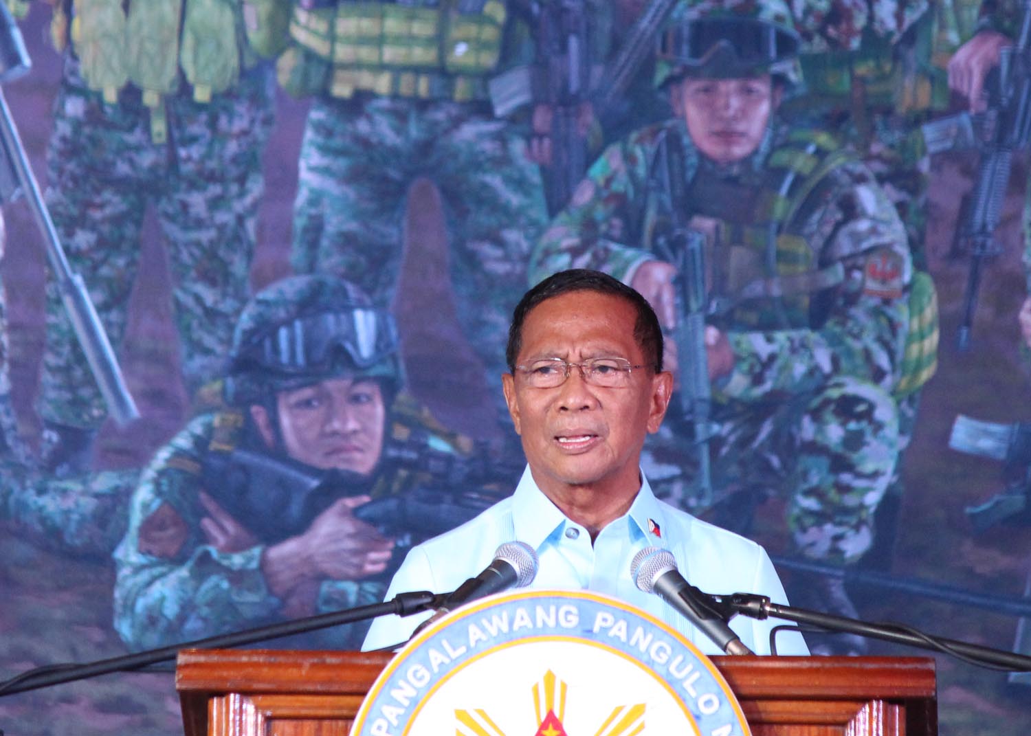 SAF 44. Vice President Jejomar Binay stands behind a mural of the SAF 44 during his "true" SONA. File photo by Joel Liporada/Rappler 