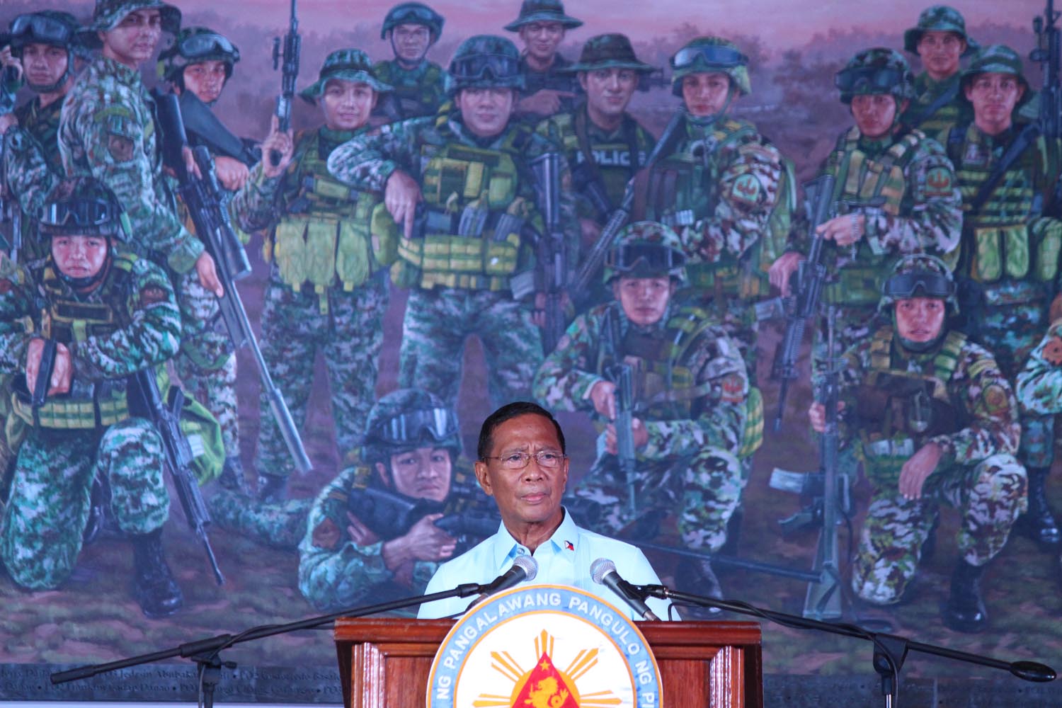 'NOT RIGHT?' Mar Roxas criticizes Vice President Jejomar Binay for using the death of the SAF 44 for political manuevering. Behind Binay is a mural of the SAF 44. Photo by Joel Liporada 