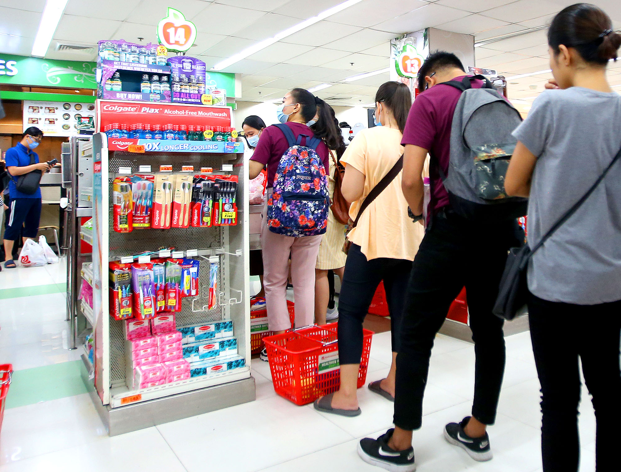 PRICES. People shop at a supermarket in Padre Faura, Manila. Photo by Inoue Jaena/Rappler 