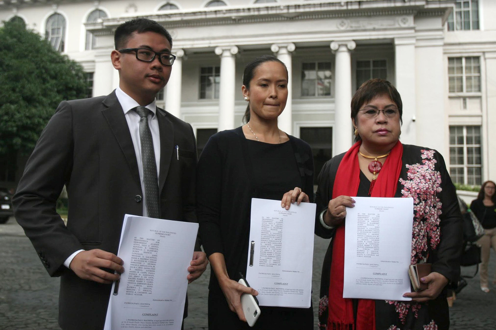 COMPLAINT. Patricia Bautista, estranged wife of COMELEC Chair Andy Bautista, and lawyer Lorna Kapunan file a disbarment complaint before the Supreme Court (SC) against UST Law Dean Nilo Divina and 20 other lawyers from the Divina law firm on September 26, 2017. Photo by Inoue Jaena/Rappler 