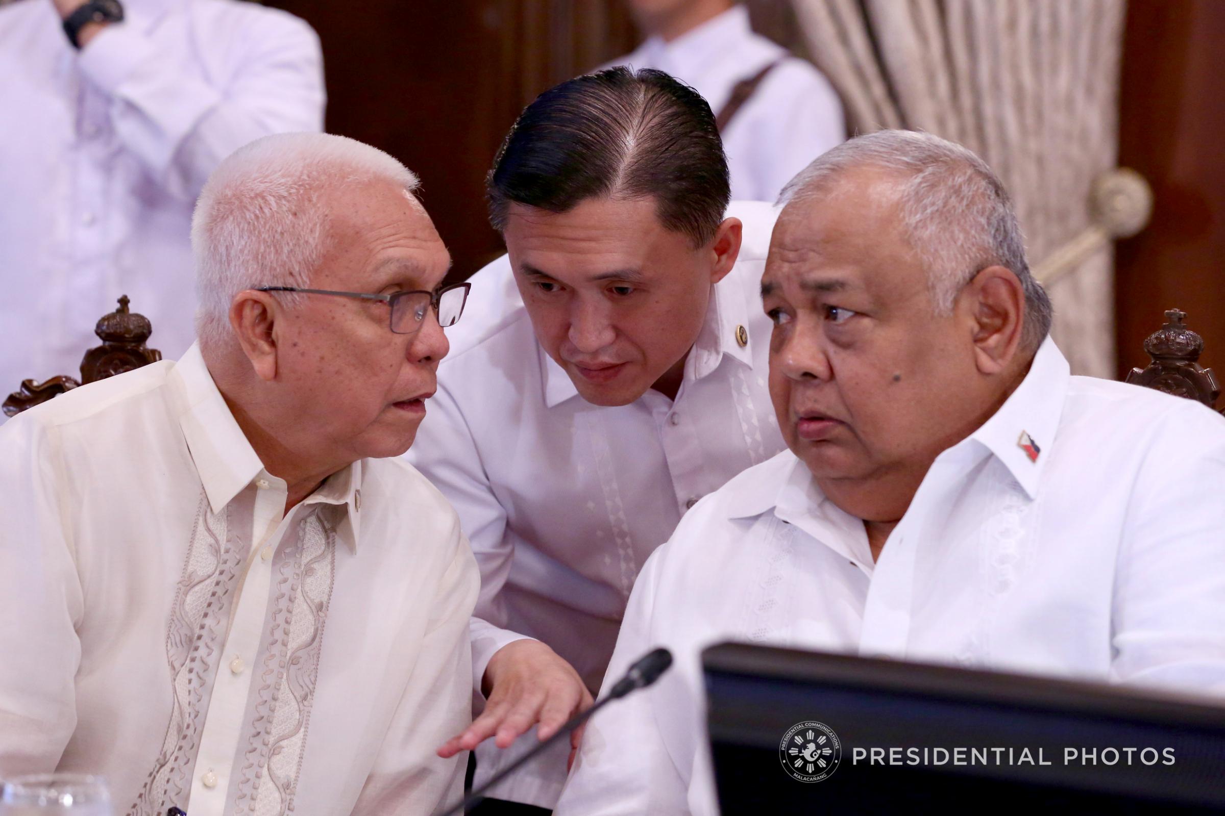 TURF WAR. Cabinet Secretary Leoncio Evasco Jr (left) attends a Cabinet meeting in Malacañang. Malacañang file photo 