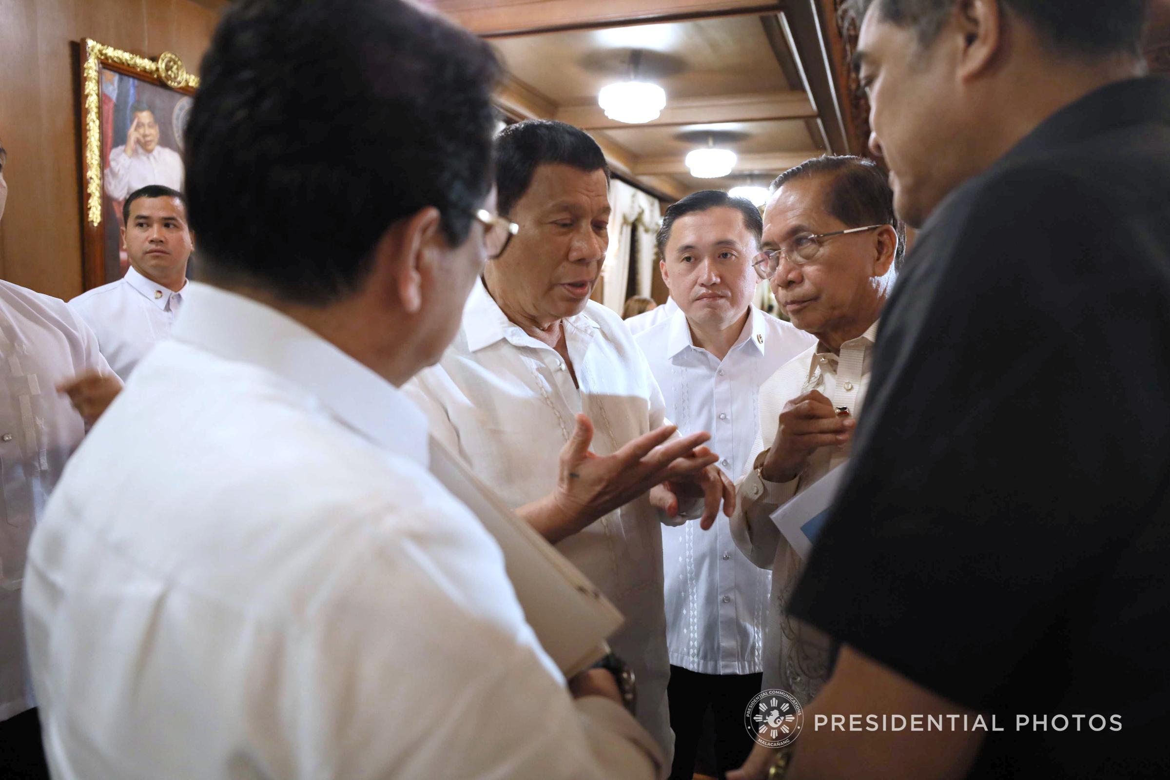 GREEN LIGHT. President Rodrigo Duterte meets with government negotiators after ordering the resumption of talks with communist rebels. Malacañang photo