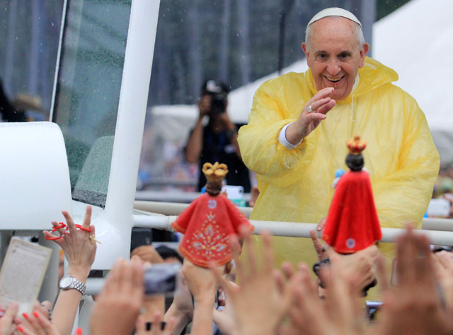'LOLO KIKO.' Pope Francis aboard his popemobile greets the faithful welcoming him at the Quirino Grandstand in Manila on January 18, 2015. Photo by Zalrian Sayat/EPA  