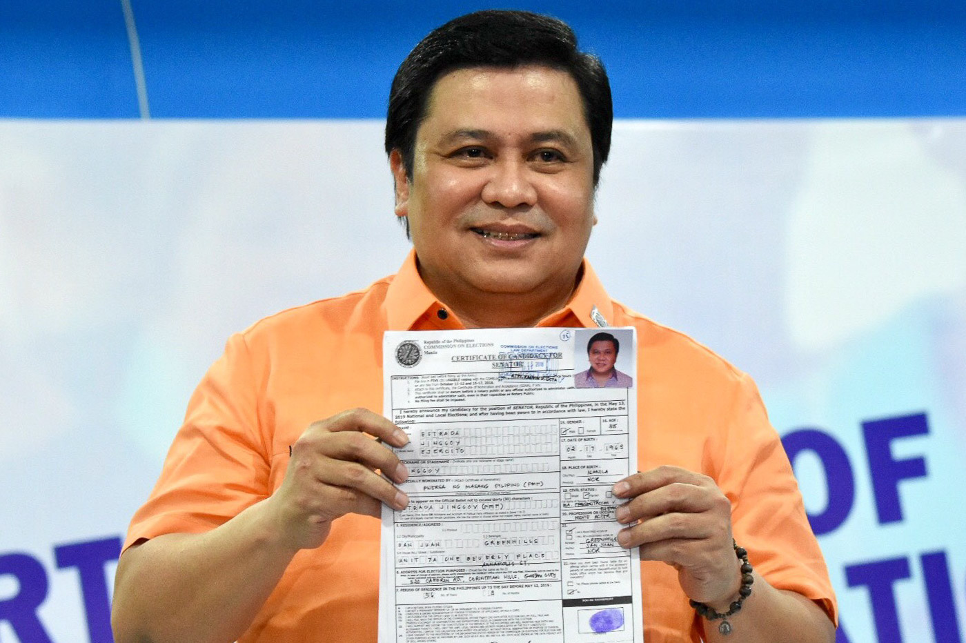 Jinggoy Estrada files his Certificate of Candidacy for Senator on October 16, 2018, at the Comelec office in Manila. Photo by Angie de Silva/Rappler 