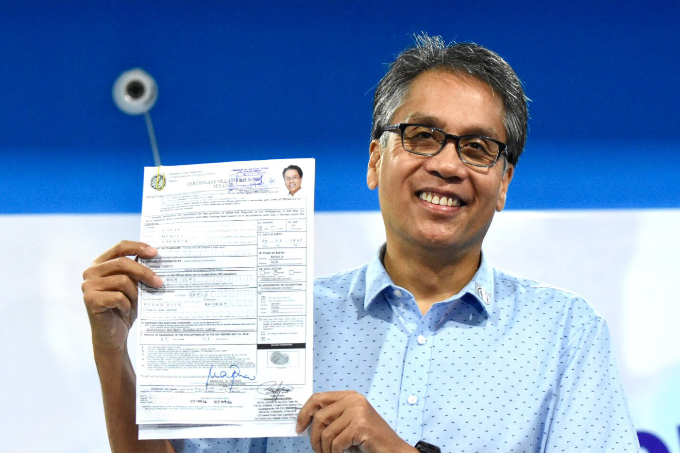 Mar Roxas files his Certificate of Candidacy for Senator on October 16, 2018, at the Comelec office in Manila. Photo by Angie de Silva/Rappler 