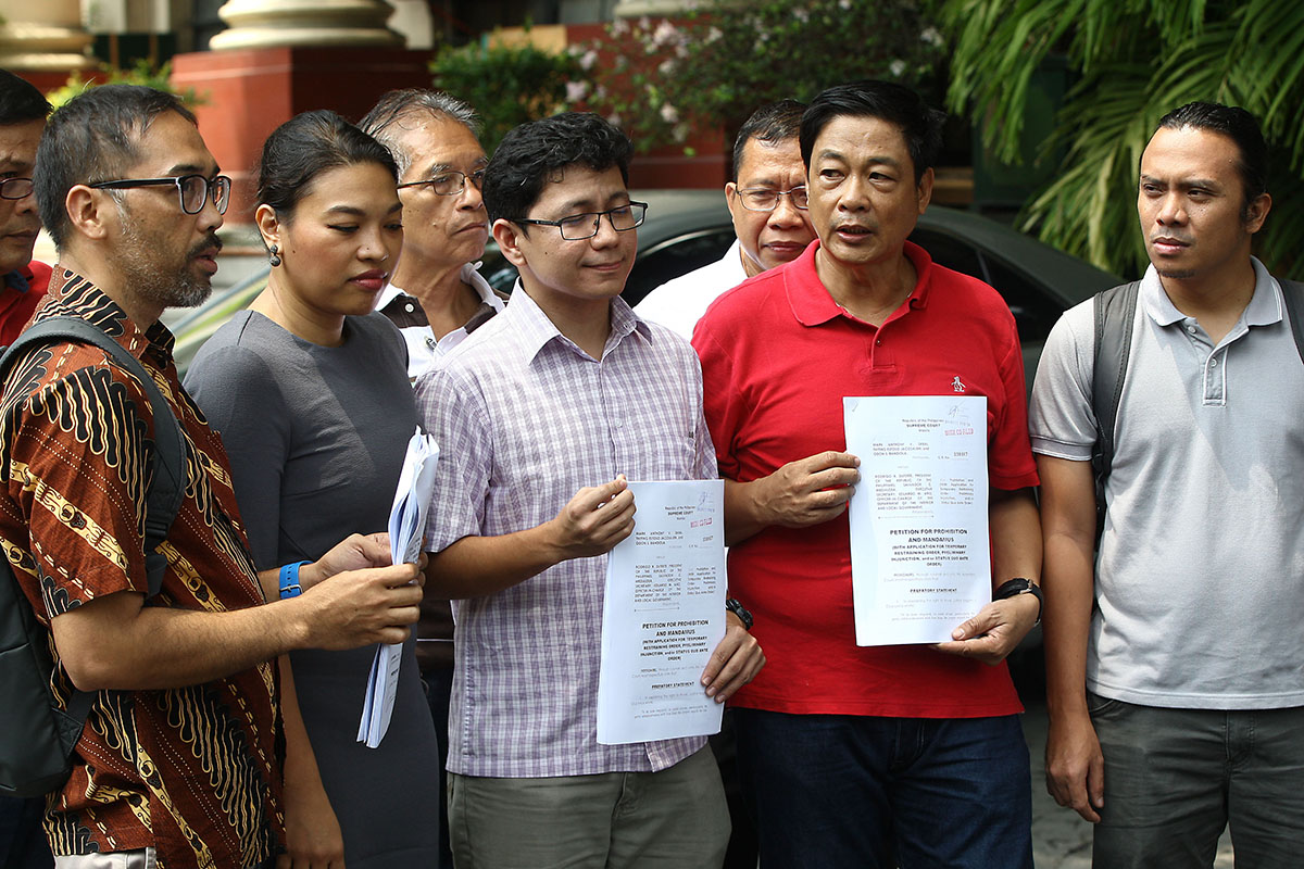 PETITION. The National Union of Peoples' Lawyers represents workers of Boracay in the first petition challenging the island's closure filed before the Supreme Court in Manila on April 25, 2018. Photo by Ben Nabong/Rappler 