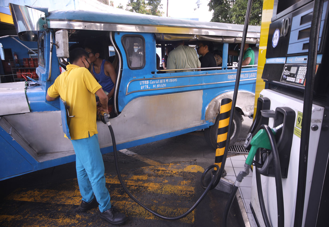 PUSHING THROUGH. Economic managers revise their proposal and now want the second tranche of fuel excise tax hikes to push through. File photo by Darren Langit/Rappler 