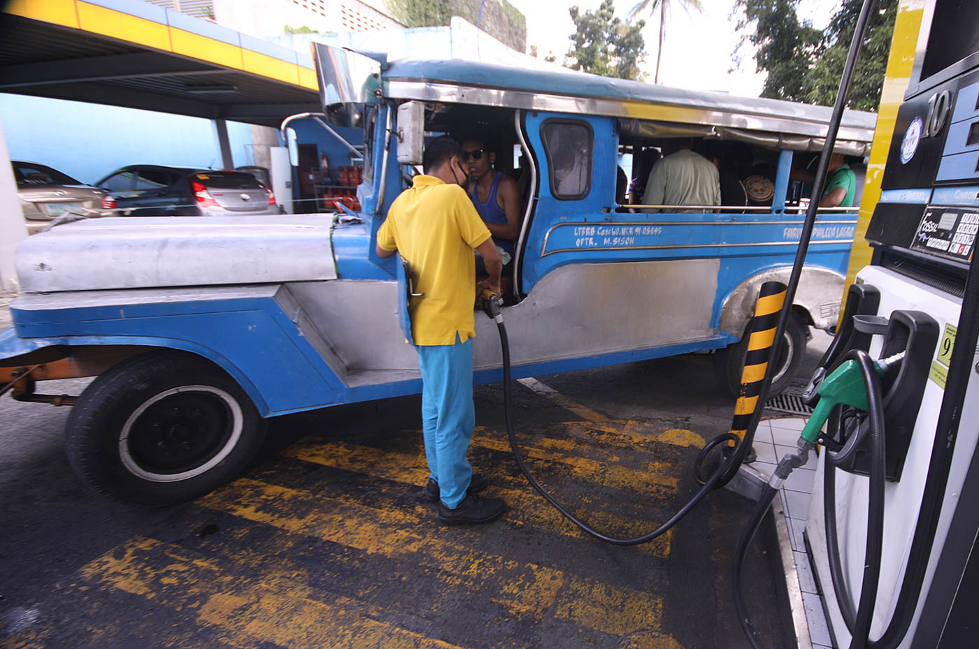 INCREASES. Global market forces force local players to slightly increase gas prices. Photo by Darren Langit/Rappler 