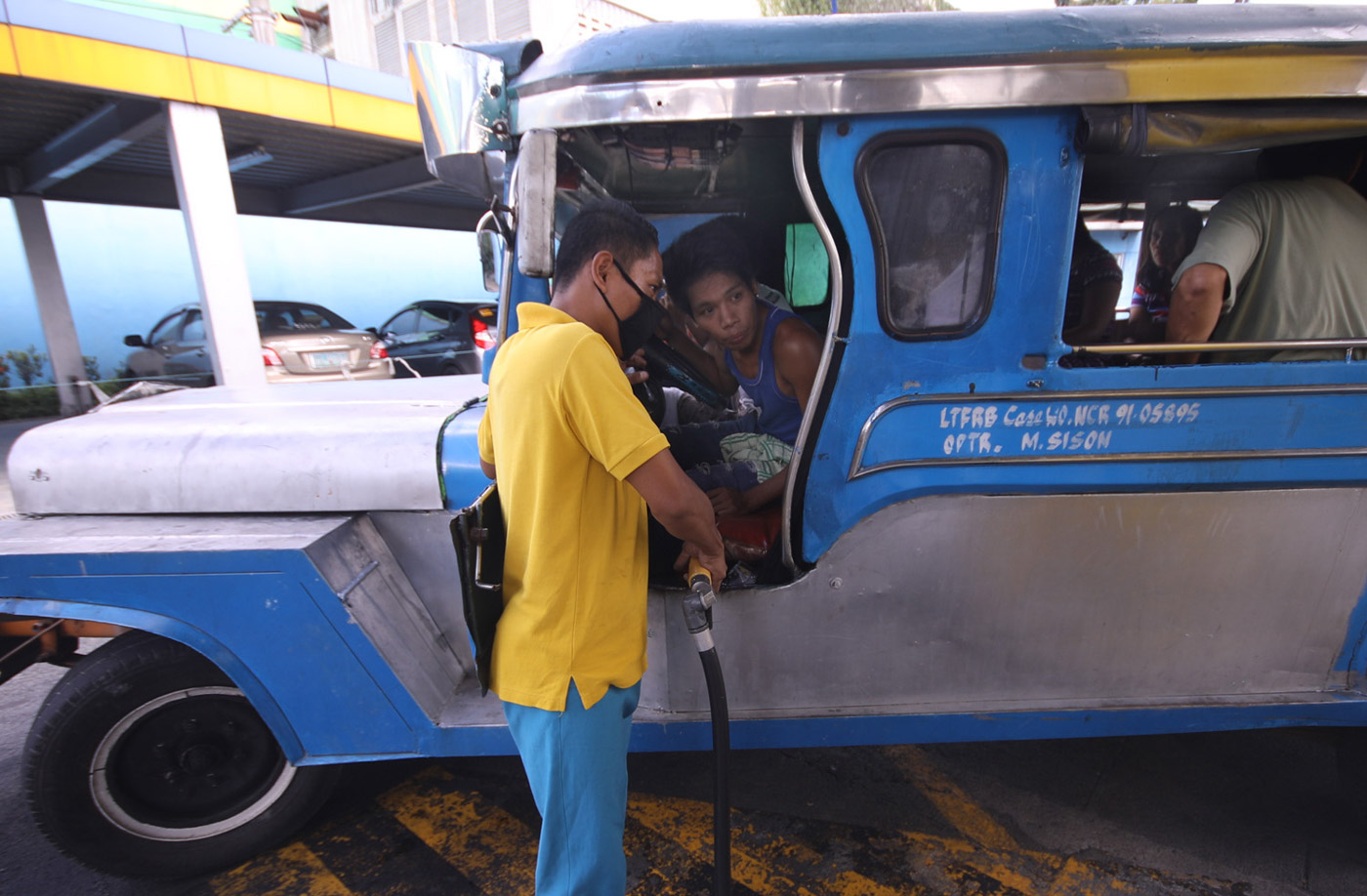 OIL. A gas station attendant fills up a passengers jeepney with fuel at a station in Commonwealth Ave in Quezon City on Sunday, November 4, 2018. Photo by Darren Langit/Rappler  