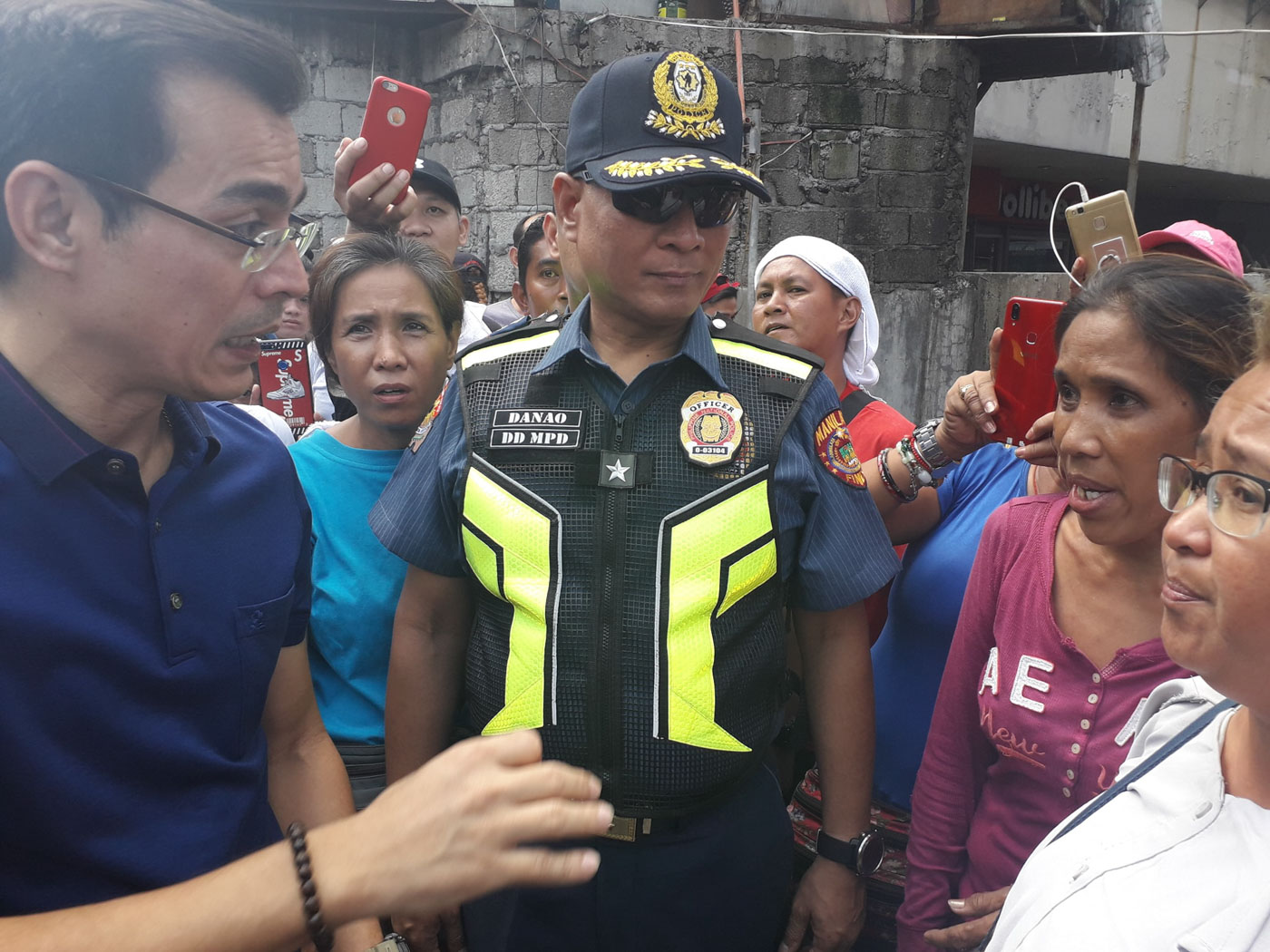 DIALOGUE. Mayor Isko Moreno talks to street vendors displaced by clearing operations in Manila. Photo from the Manila Public Information Office  