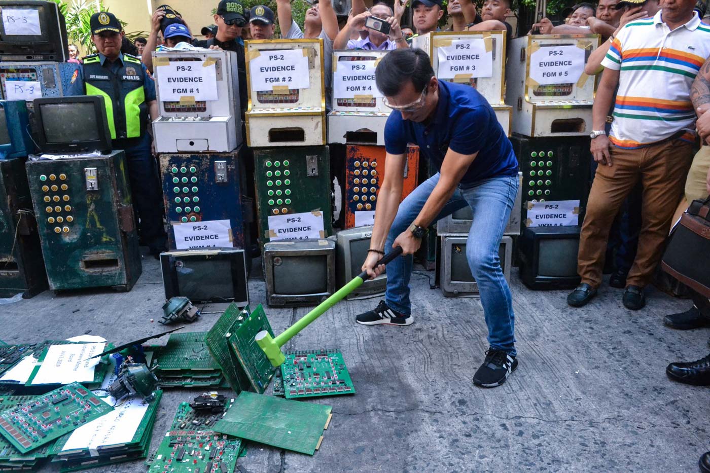 EXAMPLE. Manila Mayor Isko Moreno leads the destruction of video karera motherboards at the City Hall grounds on July 3, 2019. Photo from the Manila Public Information Office  