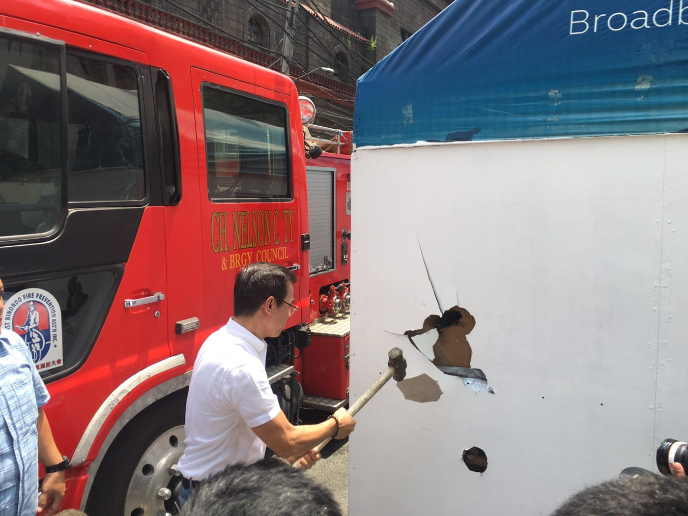 ILLEGAL STRUCTURE. Mayor Isko Moreno breaks down a wall of an illegal structure in Binondo, Manila, on July 5, 2019. Photo from the Manila Public Information Office 
