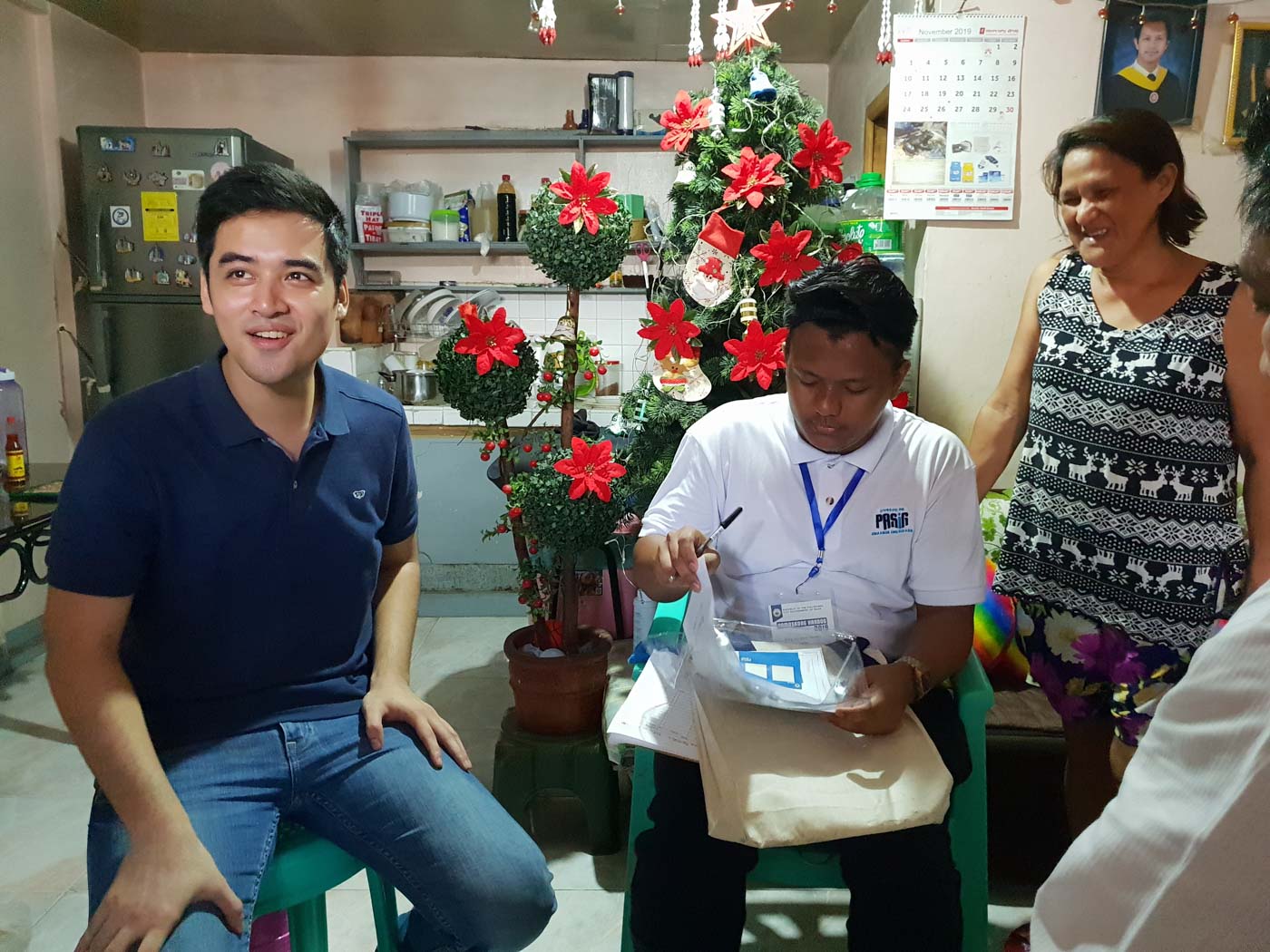 DATA GATHERING. Part of distributing the Pamaskong Handog to Pasig residents is a survey of their basic information to help the city government in policy-making, Mayor Vico Sotto said. Photo by JC Gotinga/Rappler 
